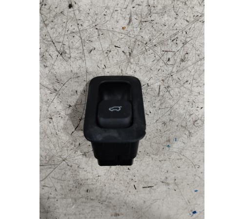 Кнопка открывания крышки багажника