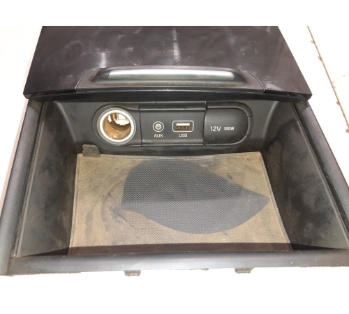 Отсек центральной консоли вещевой