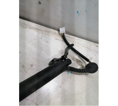 Амортизатор крышки двери багажника левый