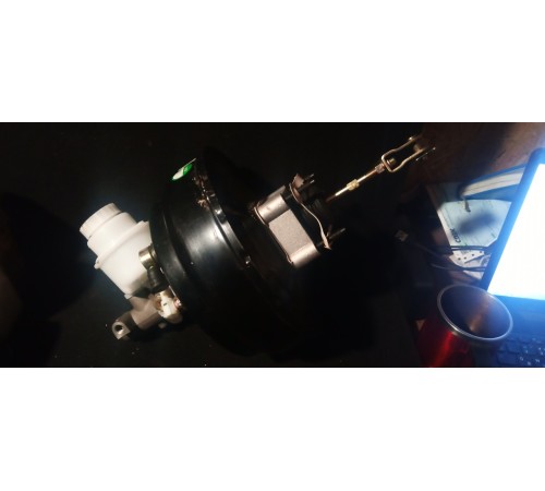 Усилитель тормозов вакуумный в сборе с бачком