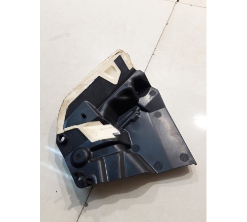 Защитный кожух замка задней правой двери