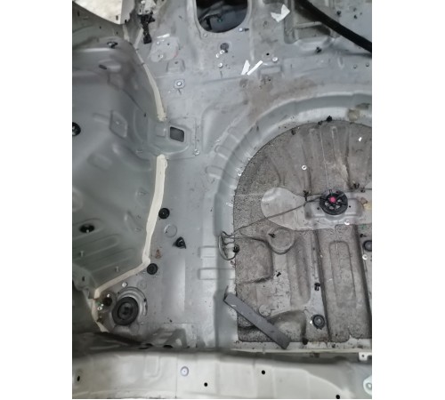 Ниша багажника (запасного колеса)